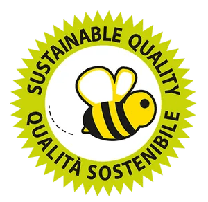 SQNPI – Qualità Sostenibile. Certificazione che attesta l’adozione di pratiche di produzione integrata in vigneto, orientate alla tutela dell’ambiente, all’uso responsabile delle risorse e alla riduzione dell’impatto dei trattamenti, nel rispetto di specifici disciplinari di produzione.
